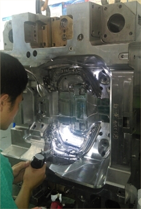 车灯模具前期省模 车灯模具前期省模