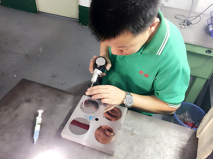 火博（中国）团队加工作业中