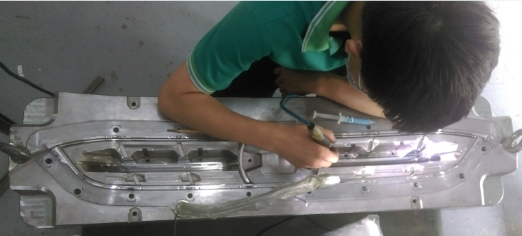 汽车中网抛光之前期省模打磨工序，师傅用气动打磨机进行砂纸省模，由于产品角落深，操作苦难，最后抛光工序也是很艰难的，关键是控制好前期打磨工序的质量要求，