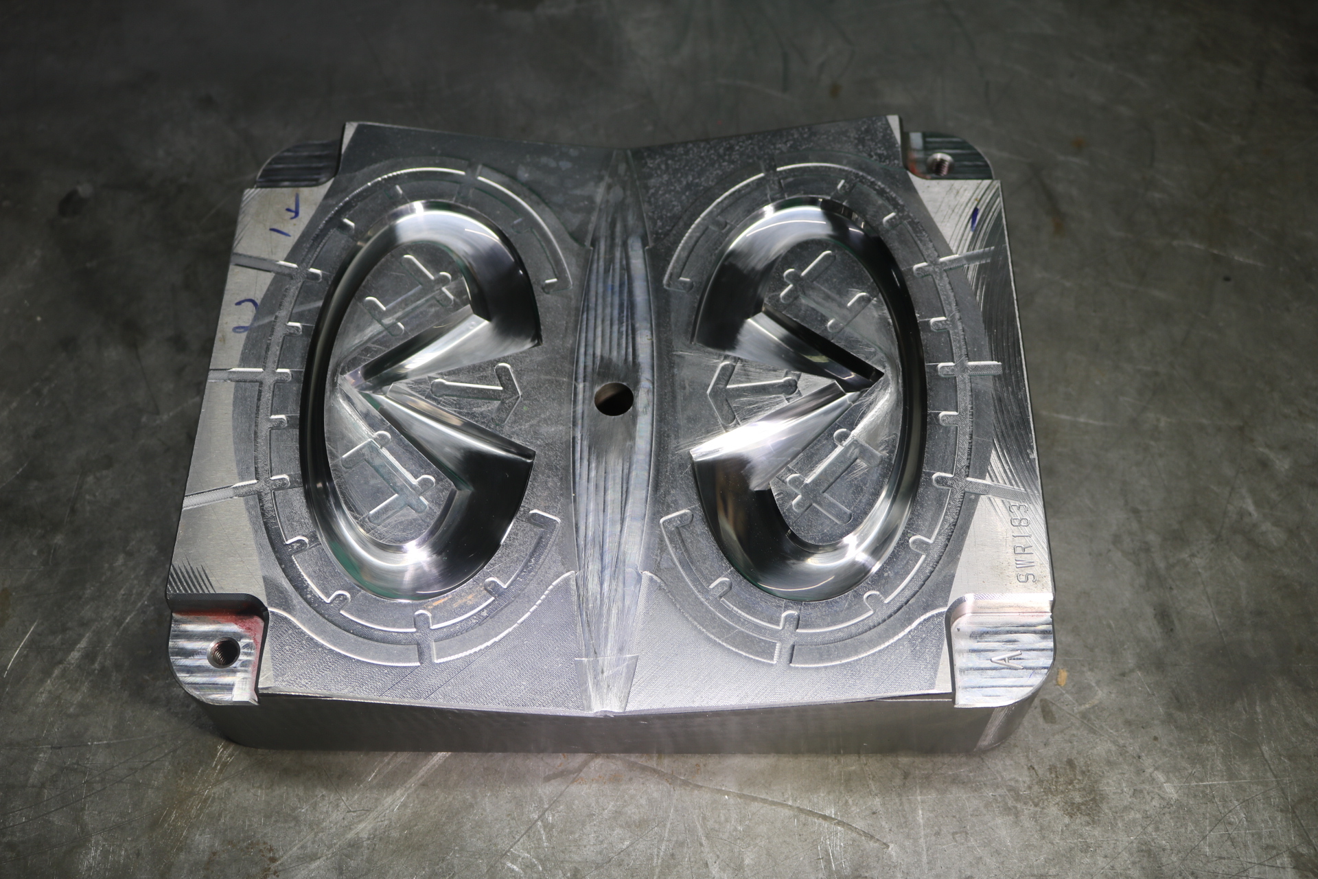 英菲尼迪汽车车标模具抛光