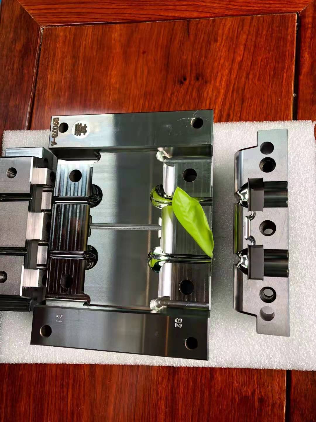 五轴镜面抛光加工-蓝牙耳机